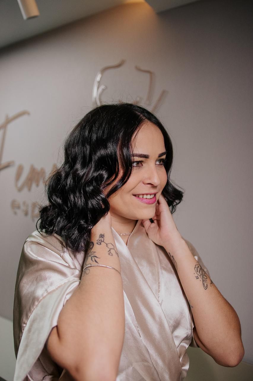 Cliente com penteado finalizado no Femme Espaço